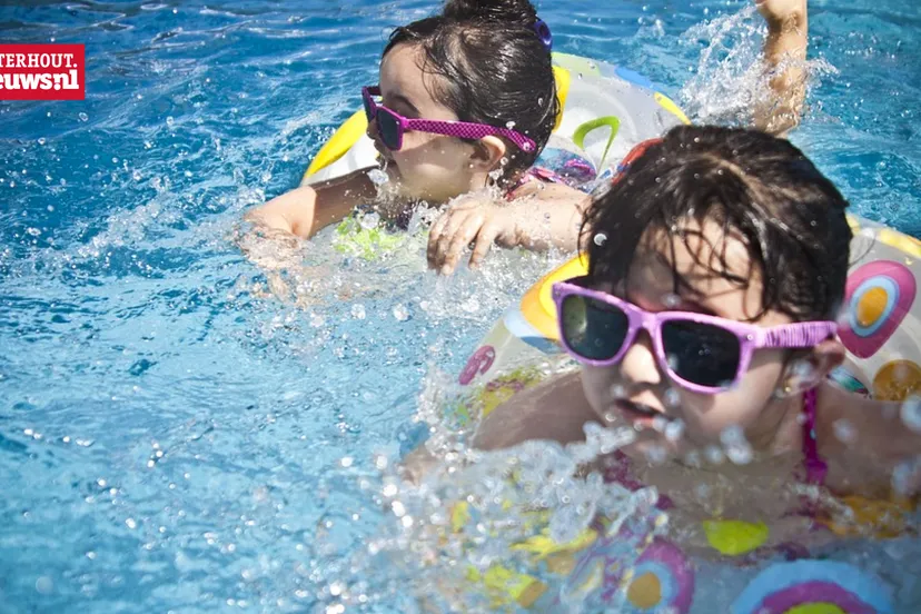 meisjes zon zwembad
