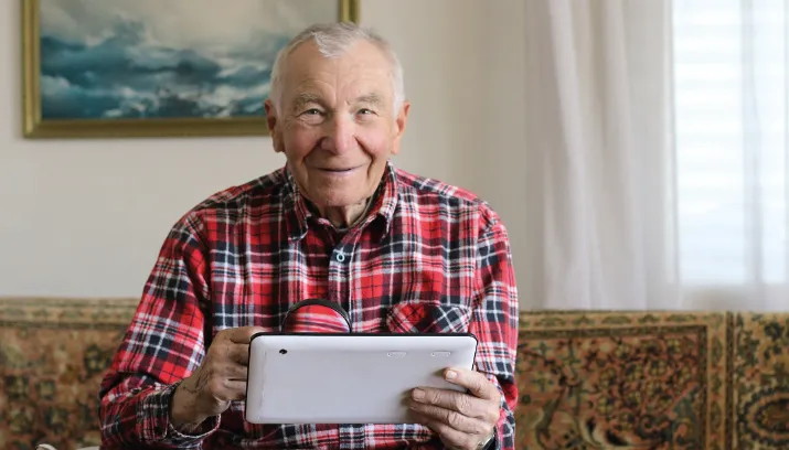 oude man bejaarde ipad tablet