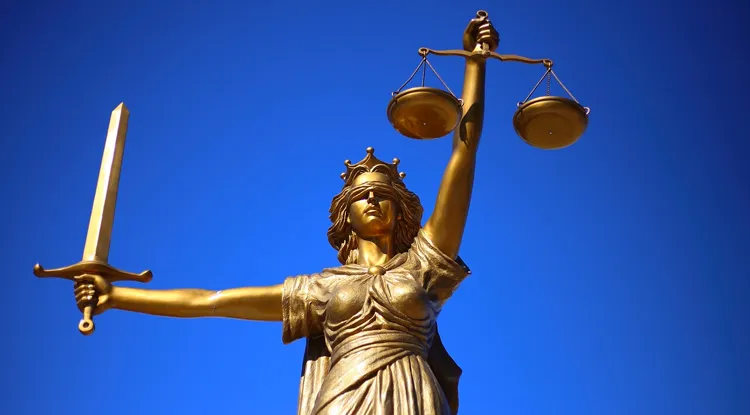 rechtbank vrouw justitia rechter