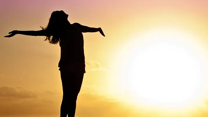 vrouw silhouet in de zon