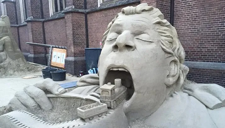 zandsculptuur eerst eten