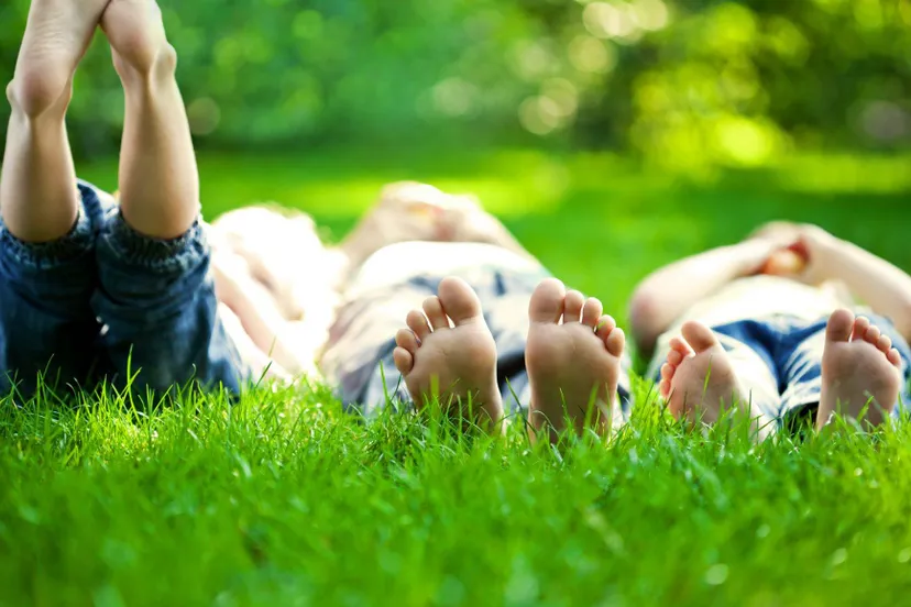 voeten in gras