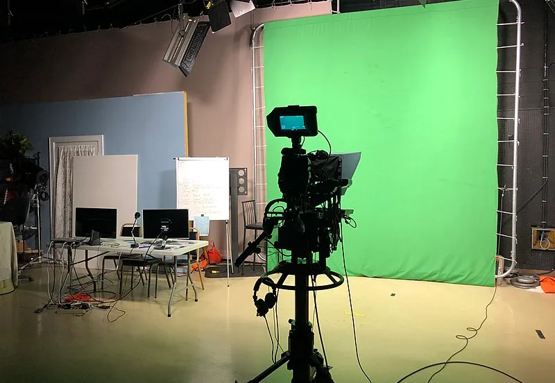800px wbgu tv green screen