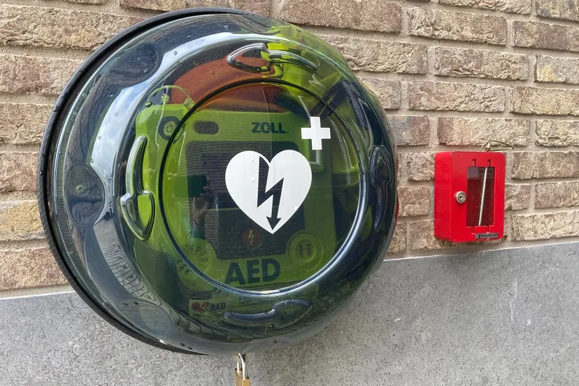 aed buiten het gemeentehuis elst