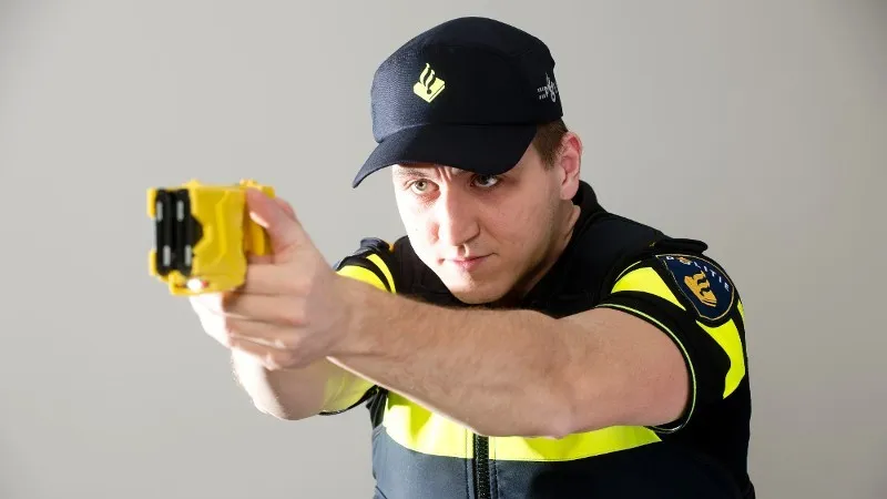 agent richt taser stroomstootwapen