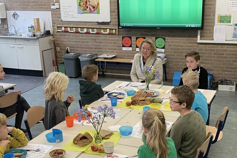 burgemeesters schuiven aan bij nationaal schoolontbijt op de ark