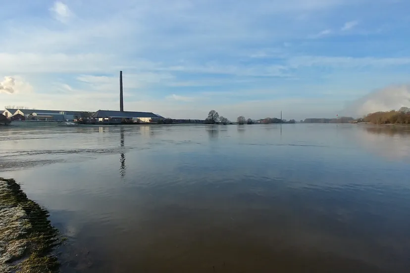 drie schoorstenen bij hoog water scaled