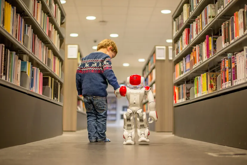 een jonge bezoeker met biebrobot bibi fotograaf melvin van esbroek