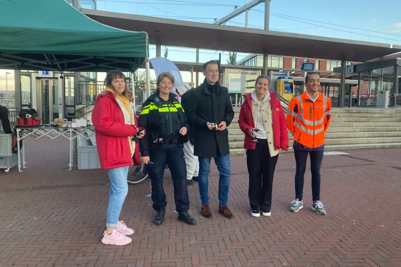 foto 4 xl fietsverlichtingsactie station elst 24 10 2023 2