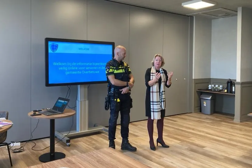 foto bgm patricia hoytink roubos en wijkagent ronald klarenbeek