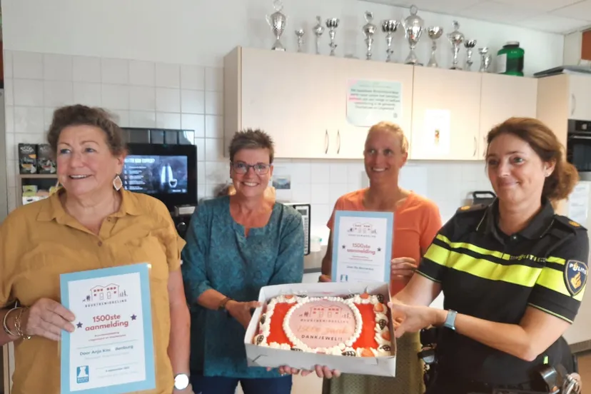 foto servicemedewerker anja en wijkagent ria 1500ste zaak 090921