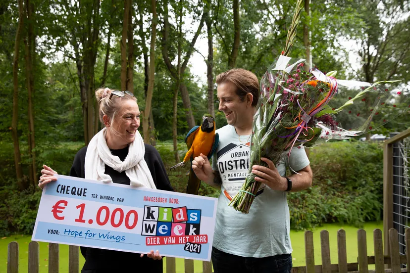 hoofdredacteur henrike reikt prijs aan winnaar charlie uit