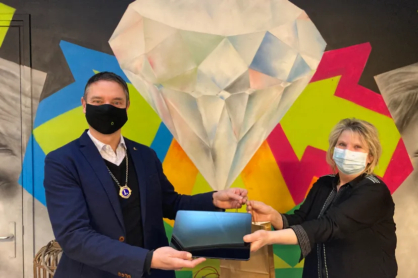 lions club midden betuwe reikt tablets uit