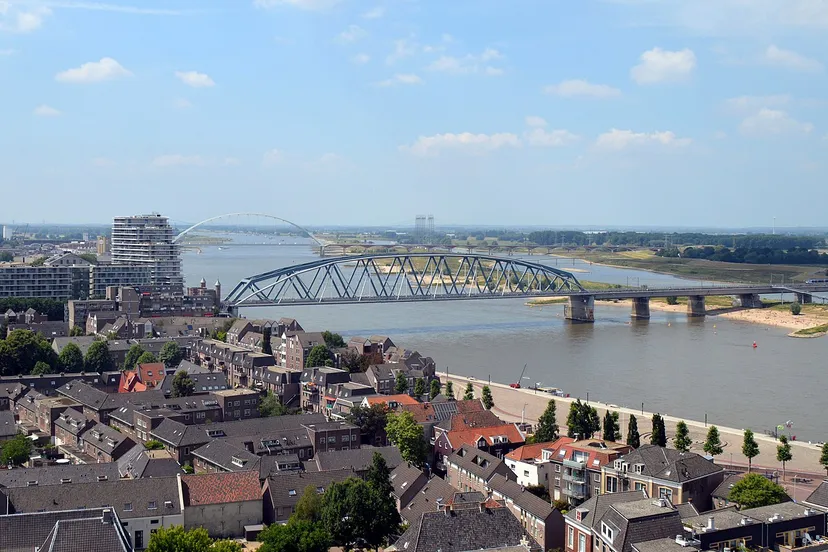 nijmegen railway bridge river waal in the back the oversteek bridge seen from the stevenskerk roger veringmeier wikimedia cc by sa 40