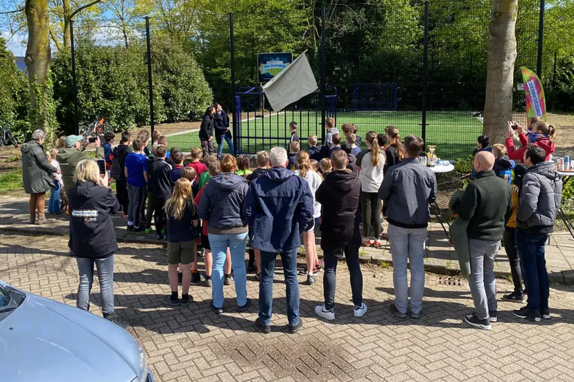 onthulling bord het voorzetje voetbalveld zetten