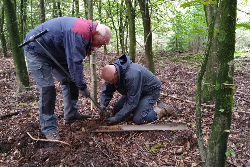 vrijwilligers boren in het speulderbos foto eva kaptijn