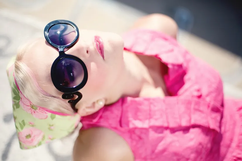 zomer zonnebril jill wellington pixabay
