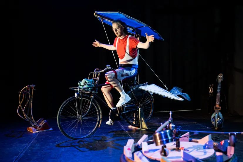 gustav en de vliegfiets2