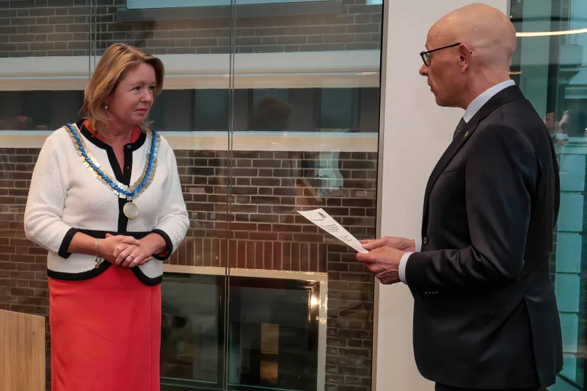 006 herbenoeming burgemeester patricia hoytink roubos door commissaris van de koning van gelderland de heer daniel wigboldus