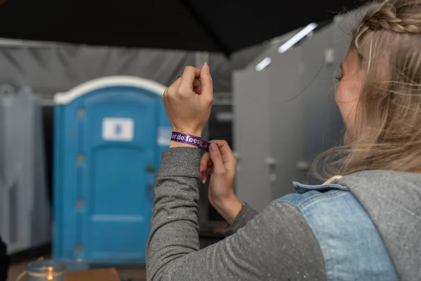 13 07 2024 vierdaagsefeesten jan willem polsbandje toilet