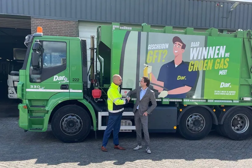 Rik van den Dam en directeur Bart de Bruin Dar schudden de hand voor Dar voertuig - hogere kwaliteit