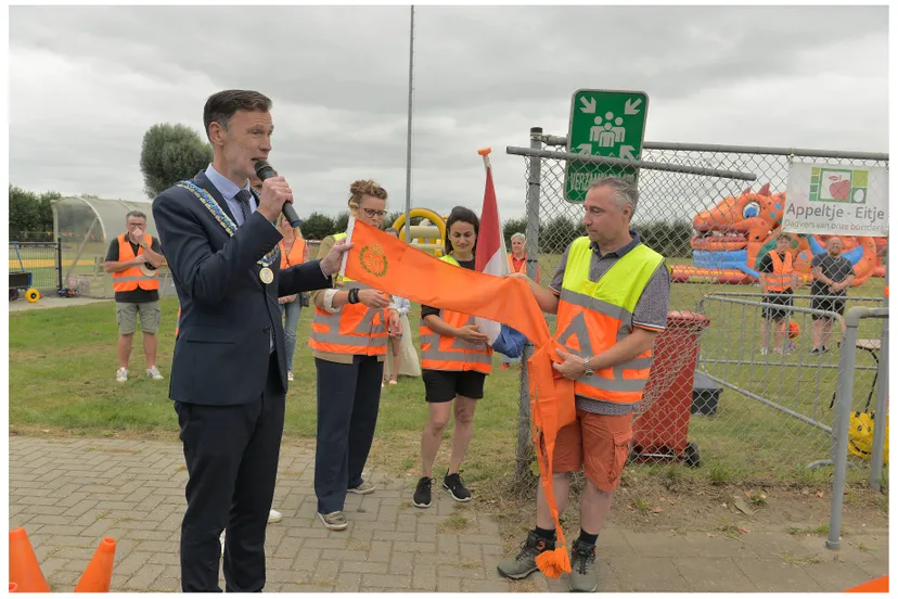 023 - Foto Loco-burgemeester overhandigt Oranjewimpel aan voorzitter Oranjevereniging Zetten-Hemmen. Fotograaf Ton Timmer