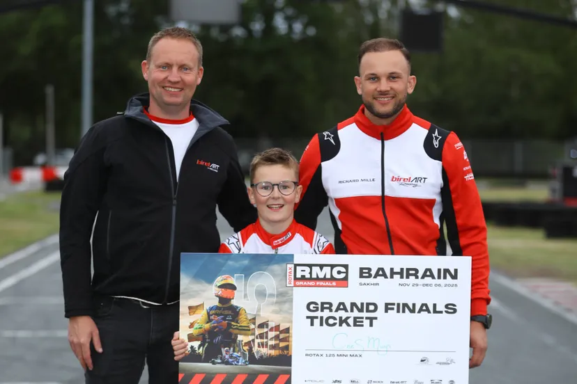 Cees Muys wint WK ticket voor Bahrein hier geflankeerd door vader Jan en teambaas Menno Paauwe