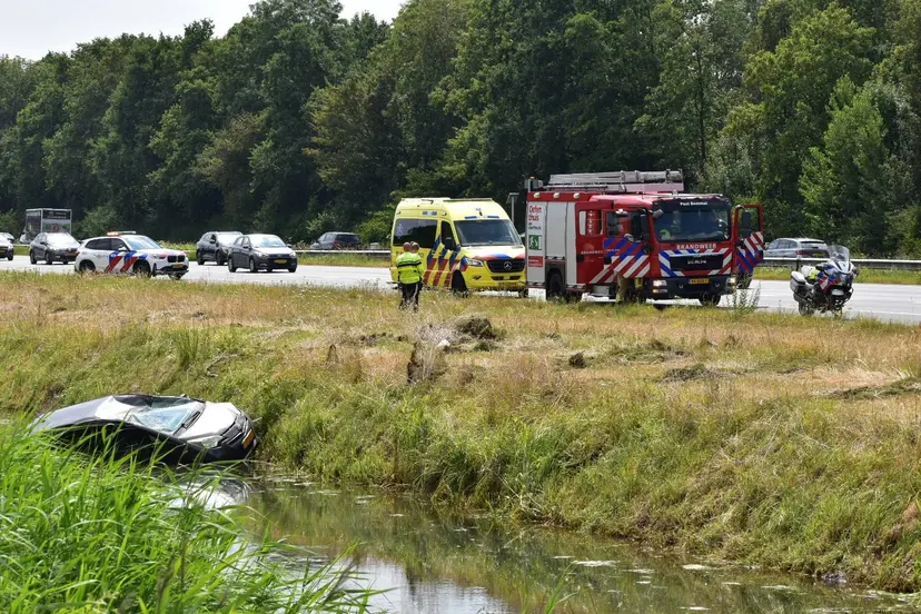 17-07 Elst auto in de sloot