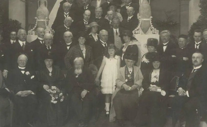 3.-Gezelschap-bij-de-opening-van-Museum-Kam-Regionaal-Archief-Nijmegen-header-1024x510