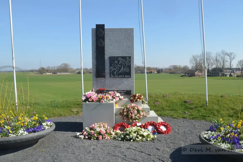 Engeneers monument Driel (1)
