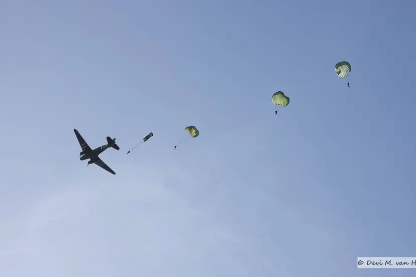 18-09 Parachute springen Renkum (60)