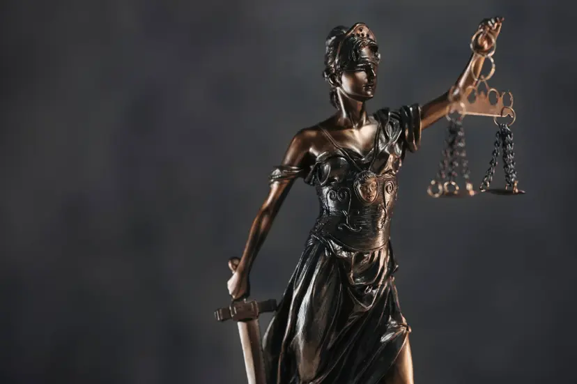 OM, Rechtbank, Justitia