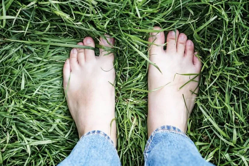 1251 gras met blote voeten