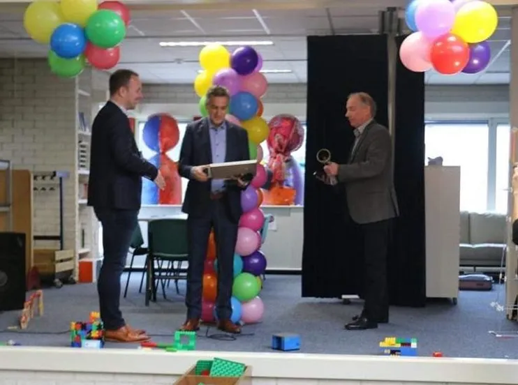 gedeputeerde onderwijs hans teunissen overhandigt cheques aan de winnaars van de onderwijsprijs limb e1547677674466