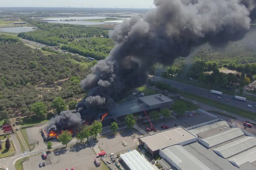 dronebeeld brand en rookontwikkeling brandweer limburg