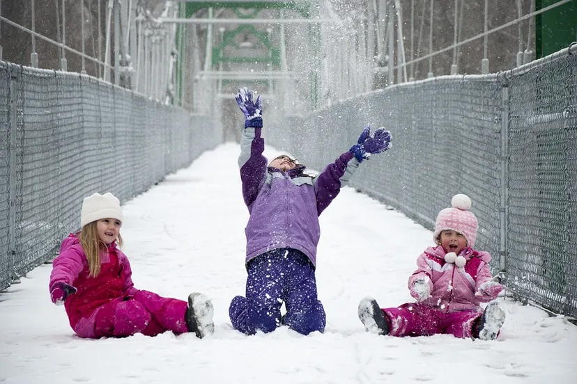 spelen in de sneeuw kinderen