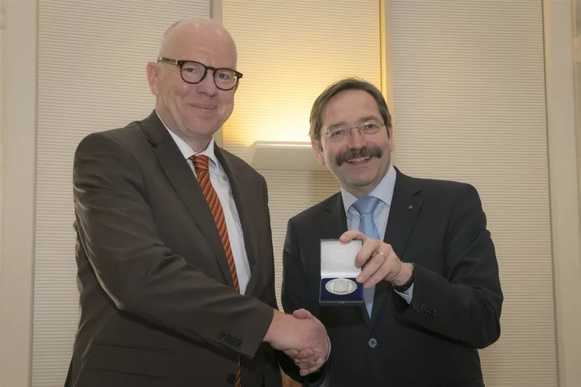 twan beurskens ontvangt onderscheiding van gouverneur bovens