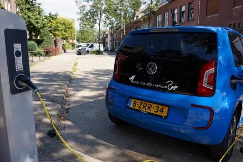 1182 auto aan laadpaal