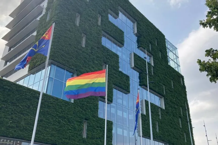 1289 regenboogvlag stadskantoor