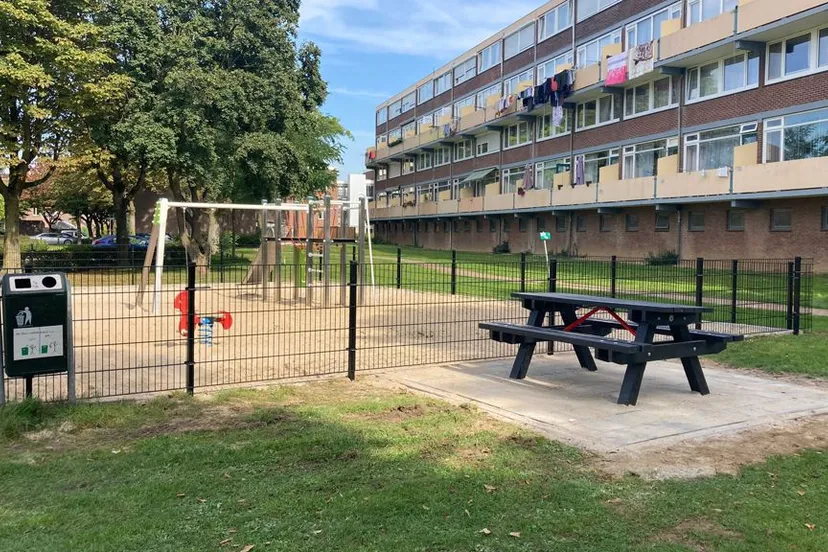 1421 nieuw hekwerk en looppad azaleastraat