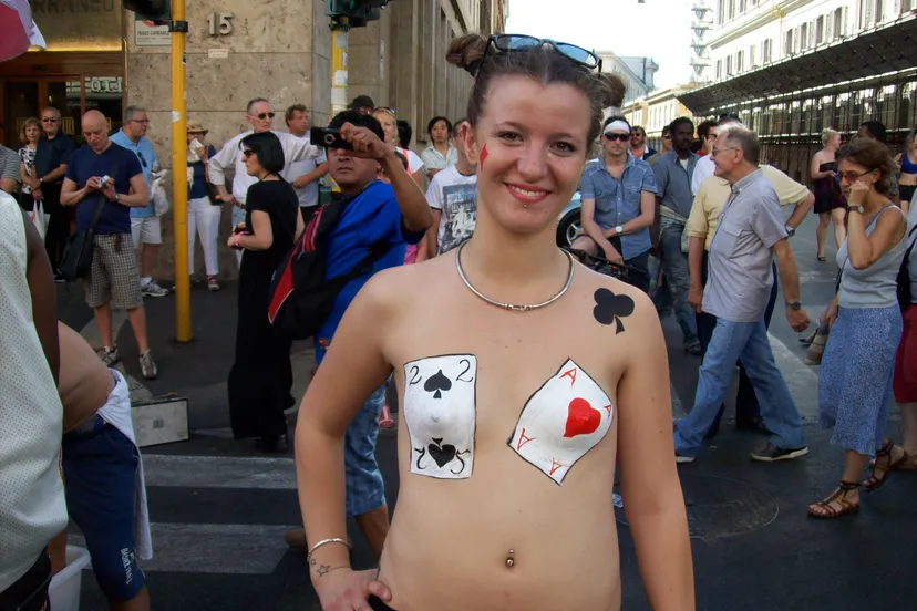 2012 06 23 roma gay pride bodypaint ace of hearts 2 of spades