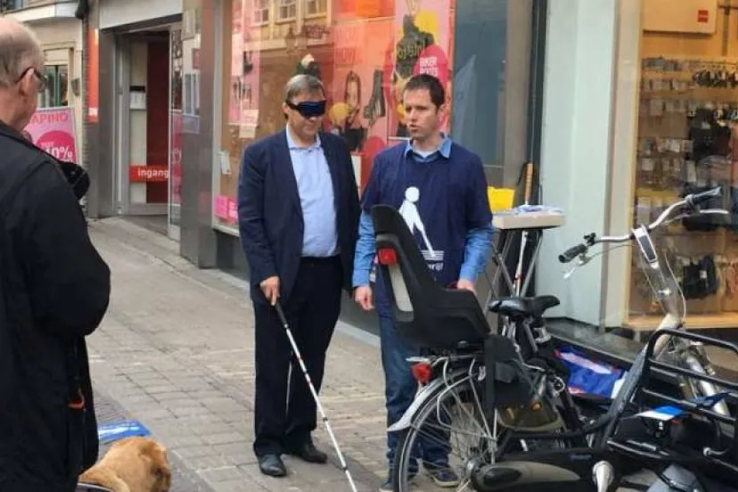 339 hou de lijn vrij blindegeleidestroken