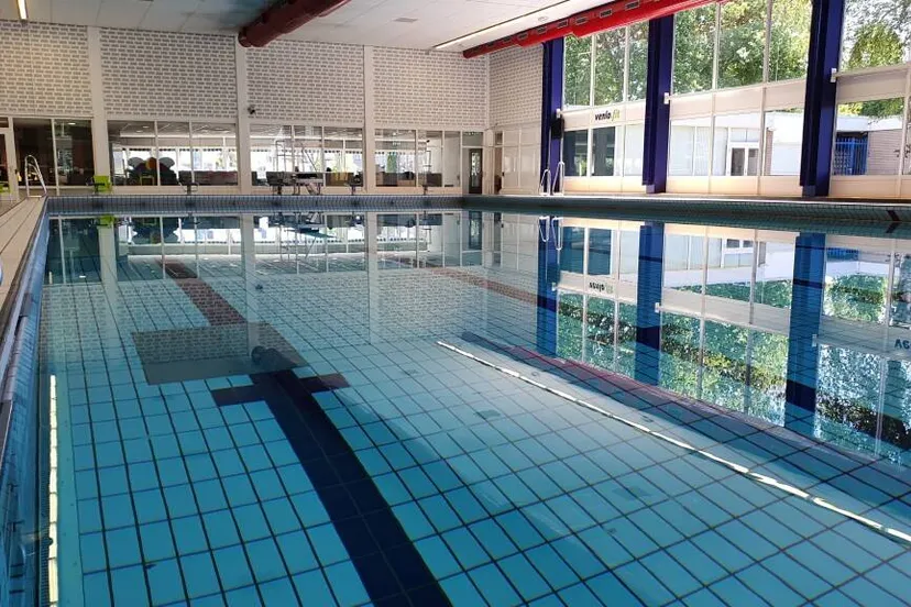 899 wisselslag zwembad binnen