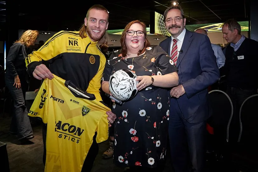 ambassadeur nathan rutjes overhandigt de burgertop limburg voetbal aan statenlid en initiatiefneemst