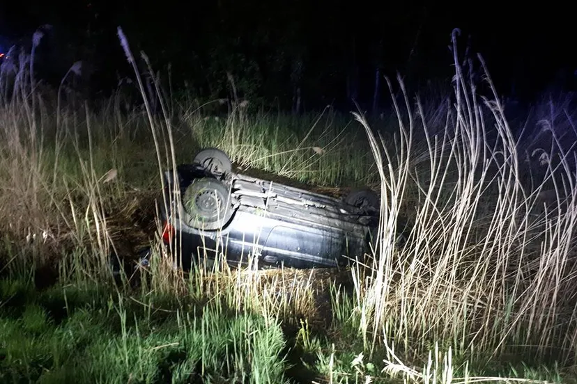 auto inzieende sloot