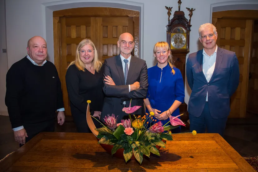 bustuur bommel van dam