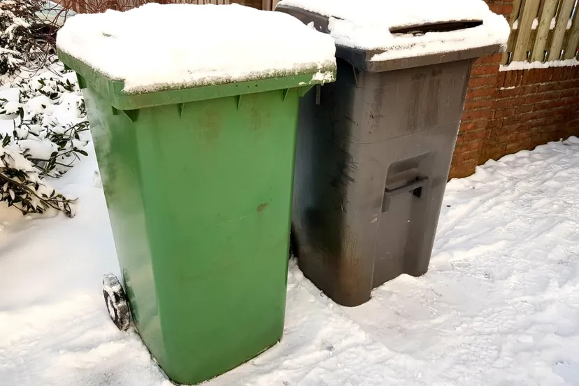 containers afval in sneeuw