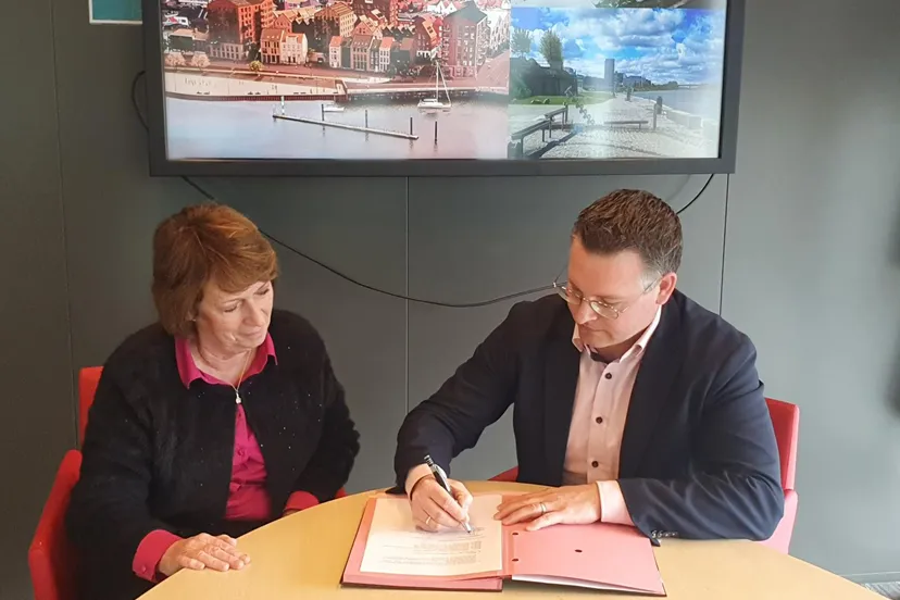 foto ondertekening samenwerking waterschap gemeente