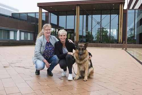 gerty hermans en marisca lukasik met hond