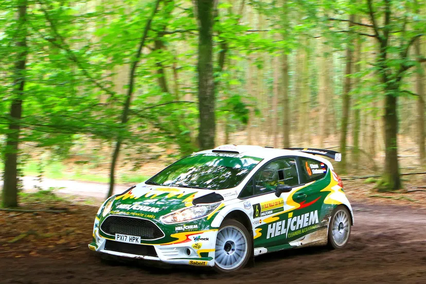 henk vossen in zijn ford fieta r5